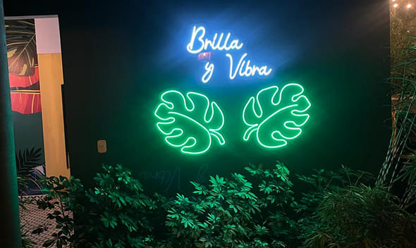 ¿Aviso con iluminación LED o sin luz? Cómo decidir según tu espacio, tu marca y tu presupuesto